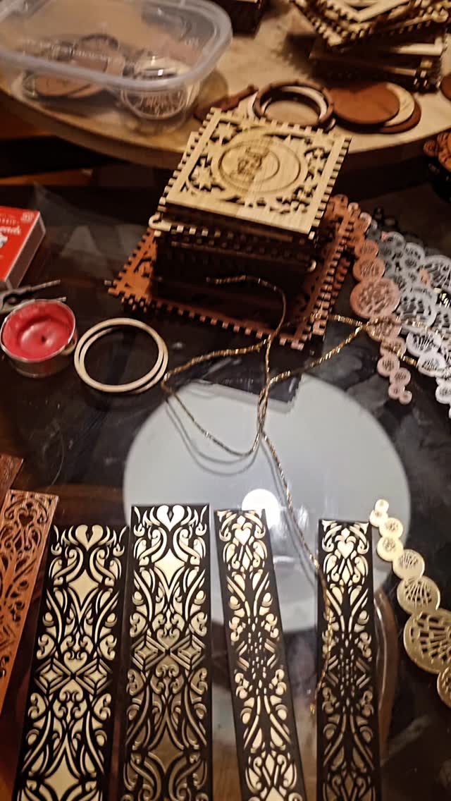 The last 3 secs are my fav part 🥰❤️🔥 Like all crafting days, it was a day of productive procrastination, as I failed to make more than 1 lantern & yet the crafting chaos has expanded to include varnished bookmarks sorted & ready for stringing! 😅 A day for tangents & ending in cuteness, like this clip! 💖 Soon, I shall conquer this table!
#organized #makingit #handmade #workingonit #organizedchaos