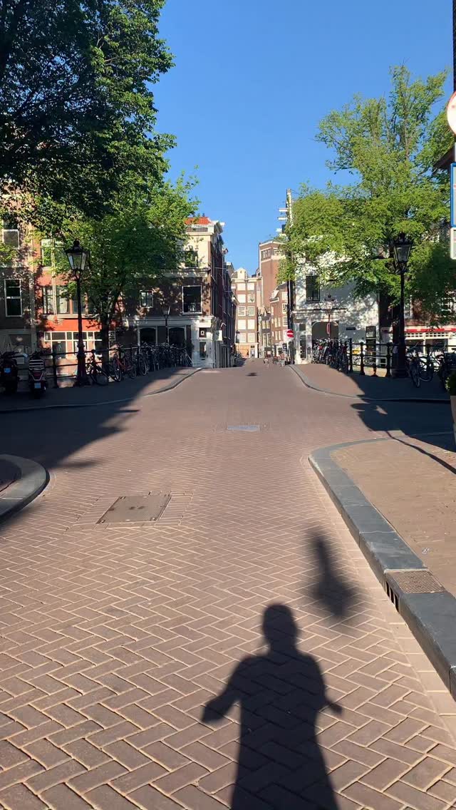 Você olha pro salário bruto na Holanda e acha que tá rico. Aí vê o netto e dá um silêncio. 🫠
É muito desconto? É. Dói? Também.
A Holanda tem uma das alíquotas máximas de imposto mais altas da Europa: 49,5%. A média europeia é 38,5%. Só Dinamarca, França, Áustria, Espanha, Bélgica, Portugal e Suécia ficam na frente. Não é exatamente uma lista pequena, mas a Holanda tá lá.
O que você recebe em troca? Infraestrutura que funciona, transporte público, rua sem buraco, escola pública decente. É real e vale reconhecer.
Mas vale dizer que se você não tem filhos, não tem renda baixa o suficiente pra pegar subsídio de aluguel, o sistema simplesmente fica na sua conta sem muito retorno direto.
O contrato aqui é esse: você paga caro, a infraestrutura funciona. Só que ninguém avisa o quanto custa antes de você vir. Agora você já sabe!
Salva pra mandar pra quem tá planejando a mudança 👇
#vidanaholanda #vidalaranja #salárionaholanda #expatlife