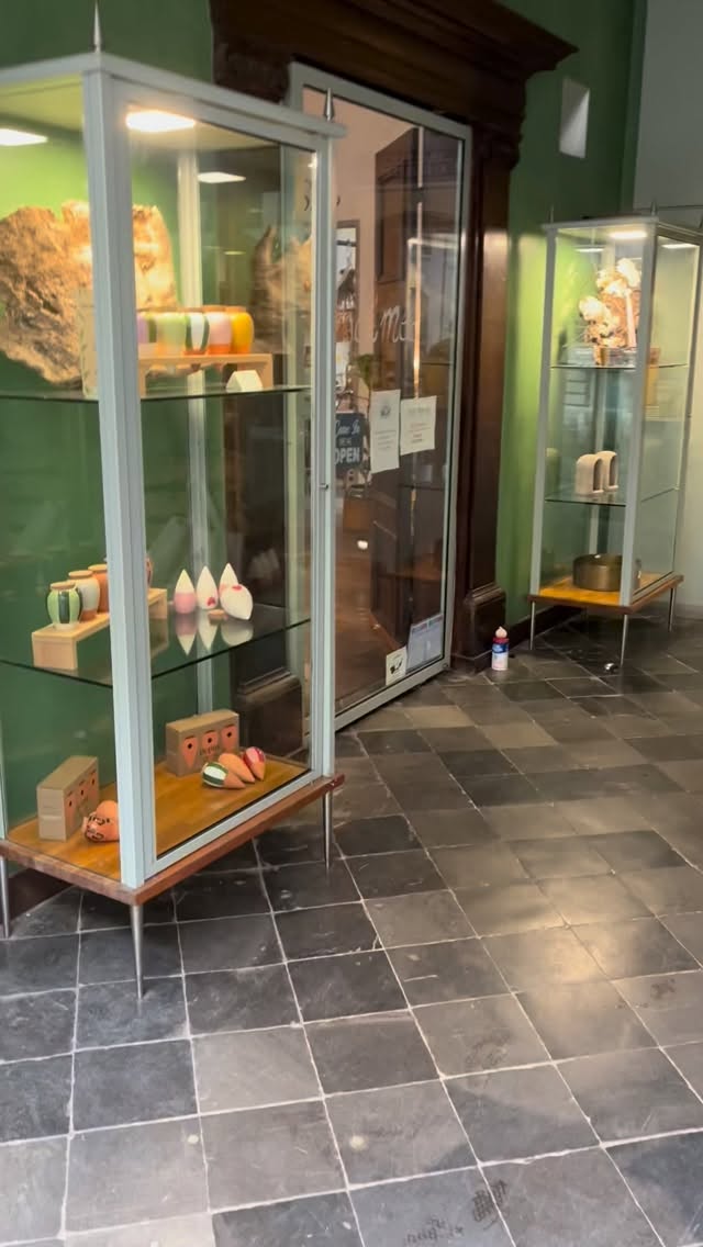 Jaaaa, Week van de Stenen Winkel gaat van start!
Deze week vragen we landelijk aandacht voor de kracht van lokale stenen winkels. Stenen straten maken de steden en dorpen waarin we wonen een stukje mooier. Winkelen met je favoriete shopmaatje, producten zien, proeven of aanraken, verrast worden door een goed advies… het kan allemaal in de winkels in jouw buurt.
Omdat we deze week willen vieren dat onze winkeldeuren openstaan én dat jij klant bij Ladîmée bent, zijn er deze week een paar bijzondere activiteiten in de winkel:
✨je wordt getrakteerd op een lekker hapje en drankje
🎁elke kopende klant krijgt een leuk cadeautje mee naar huis
🌙vrijdag 8 mei: avondmarkt in Maaseik
🛍️zaterdag 9 mei en zondag 10 mei: Lentemarkt op het binnenplein van Ladîmée 🌼
Kom je deze week een keer een extra bezoekje brengen aan onze winkel?