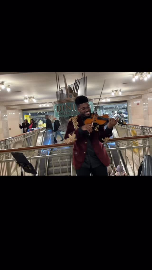 This one always puts me in a great mood😆🎻
🎥: @backstagepasswithliachang Dr. Edward W. Hardy performs “Forget You” in his Subway Series at @grandcentralnyc on March 14, 2026.
#forgetyou #CeeLoGreen #violintechnique #livemusic #violin
Where Sound Speaks.