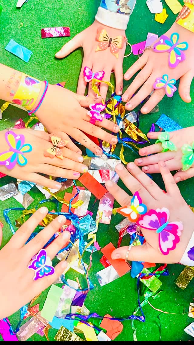 ✨ Kindergeburtstag im ATELIER cocon coloré 🎨✨
Jedes Kind hatte seine eigene Leinwand und dann ging’s los: Farben, Kreativität und ganz viel Spaß! 🌈
Alle haben sich richtig ausgetobt und ihre eigenen kleinen Kunstwerke geschaffen.
Am Ende: stolze Gesichter, bunte Hände und einzigartige Bilder zum Mitnehmen 💛 Und natürlich konnte sich jedes Kind noch eine von uns gepackte Goodie-Bag mit vielen kleinen Überraschungen und Süßigkeiten mitnehmen!
#atelier #kunstverbindet #berlinwedding #kreativität #ateliercoconcolore