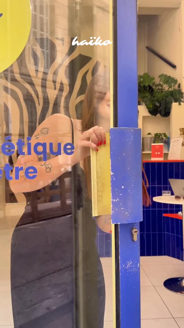 💝 UN ATELIER COLORIMETRIE POUR LA FÊTE DES MÈRES 💝
Dimanche 31 mai à 15h, chez Haïko, on organise un atelier de colorimétrie en petit comité avec @reflet.prune 🎨
Pendant 2h, tu découvres les couleurs qui illuminent ton teint, affinent tes traits et te mettent vraiment en valeur.
Résultat ?
✔️ Tu sais quoi porter (vêtements, maquillage, bijoux)
✔️ Tu gagnes du temps
✔️ Tu te sens plus alignée, plus confiante
Et surtout… tu repars avec ta palette personnalisée à utiliser au quotidien 💫
👯♀️ À vivre seule ou en duo
📍 Chez Haïko – Marseille 6e
🎟️ Places limitées (6 personnes)
💶 50€
Réservation sur le site Haïko (lien en bio) 💌