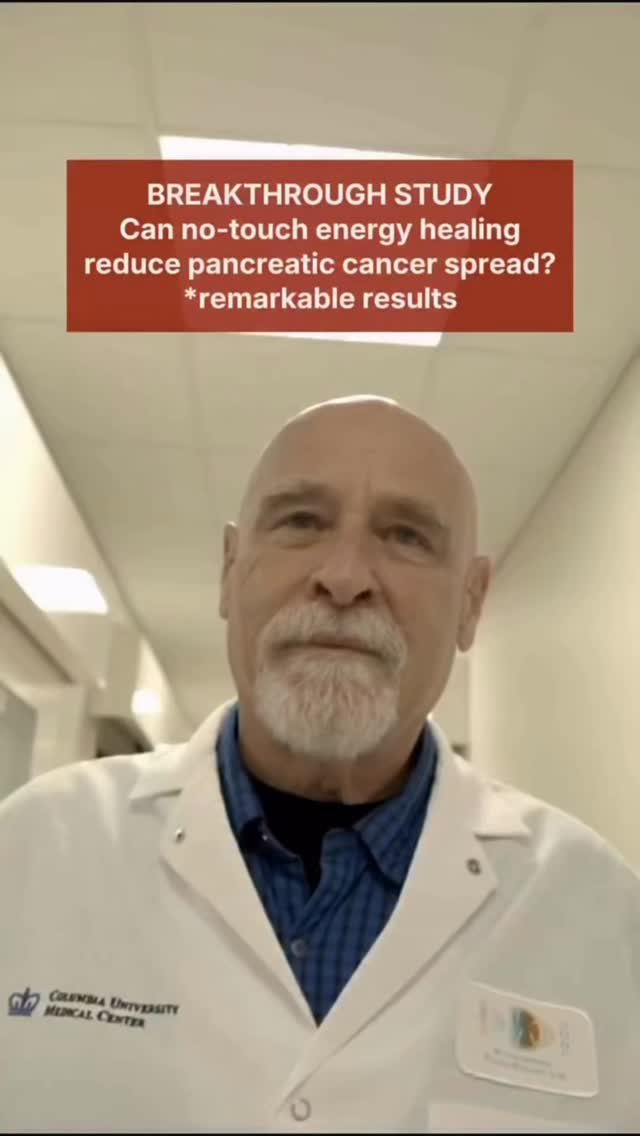O mais interessante é que o estudo conduzido no MD Anderson Cancer Center não partiu da ideia de “acreditar” ou “não acreditar” em cura energética.
Ele partiu da pergunta mais importante da ciência:
“Isso produz efeitos observáveis?”
E aparentemente, os pesquisadores encontraram mudanças biológicas reais em modelos pré-clínicos.
Redução de metástase.
Alterações no potencial elétrico celular.
Mudanças mitocondriais.
Diminuição da migração e invasão celular.
Supressão do FOXM1, um fator associado ao crescimento tumoral e disseminação do câncer.
Isso não significa que “energia cura câncer”.
Mas significa algo igualmente importante, talvez existam mecanismos do corpo humano e da interação biológica que ainda estamos começando a compreender.
Durante muito tempo, tudo o que não podia ser visto diretamente era tratado como impossível.
Mas hoje sabemos que o corpo humano funciona através de sinais elétricos, magnéticos, químicos e bioenergéticos o tempo inteiro.
O coração produz campo eletromagnético.
O cérebro funciona por impulsos elétricos.
As células se comunicam constantemente.
Então talvez a pergunta não seja mais:
“Existe algo energético acontecendo no corpo?”
Porque claramente existe.
Talvez a verdadeira pergunta seja:
“Até onde esses campos influenciam saúde, inflamação, regeneração e doença?”
E isso abre uma conversa enorme.
Porque muitas pessoas intuitivamente sentem que emoções, presença, ambiente, estresse crônico e estado interno afetam profundamente o corpo, mesmo antes da ciência conseguir explicar completamente como.
A própria história da medicina mostra que muitas descobertas importantes foram primeiro observadas… antes de serem totalmente compreendidas.
Talvez o mais bonito desse tipo de estudo seja justamente isso:
Ele não tenta substituir a medicina convencional.
Ele amplia a conversa.
Talvez o futuro da saúde não esteja apenas em destruir células doentes.
Talvez esteja também em compreender profundamente o ambiente biológico, emocional, elétrico e energético onde essas células existem.
E talvez o corpo humano seja muito mais inteligente