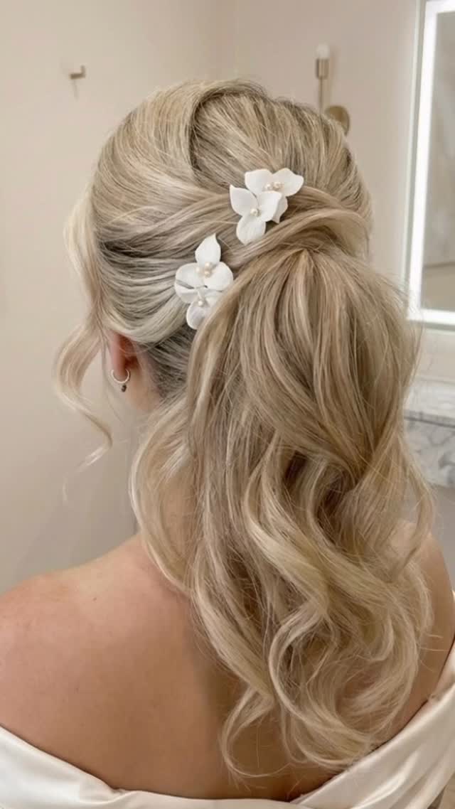Romantisch, modern und zeitlos zugleich ✨🤍
Dieser soften Bridal Ponytail kombiniert elegante Leichtigkeit mit Haltbarkeit für den gesamten Hochzeitstag
#brautstyling
#bridalponytail
#weddinghair
#softglambridal
#braut2026