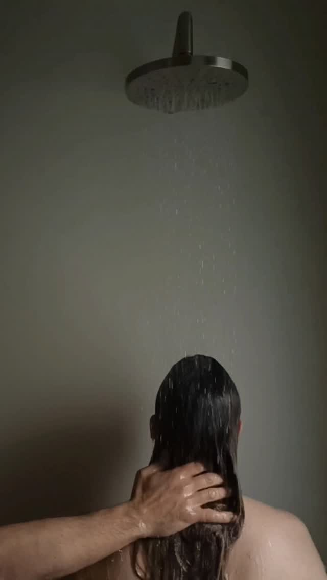Water passes quietly.
Bodies slow down.
Light lowers.
Materials begin to speak.
Surfaces shimmer.
Silence gathers.
Skin softens.
And just like that,
a new narrative emerges.
One that can only be felt
through the senses.
Rain teaches us to be quiet.
To observe.
To notice the magic already there.
•
#MINIMUC
#ArchitecturalAtmosphere
#SensoryDesign
#RainLovers
#RainyMood