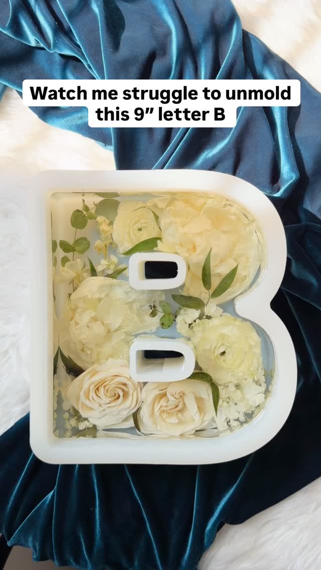 Watch me struggle to unmold this 9” letter B!
.
Resin: @superclearepoxy liquid glass. Use the link in linktree bio and code ‘Pranal5’ for additional discount. The coupon can be stacked on current discounts they are running.
Mold: @zapp3d_design use code ‘Pranal10’ for discount
Florist: @harringtonflowers
.
.
.
.
#bouquetpreservation #flowerpreservation #flowers #resin #art #keepsake #bouquet
