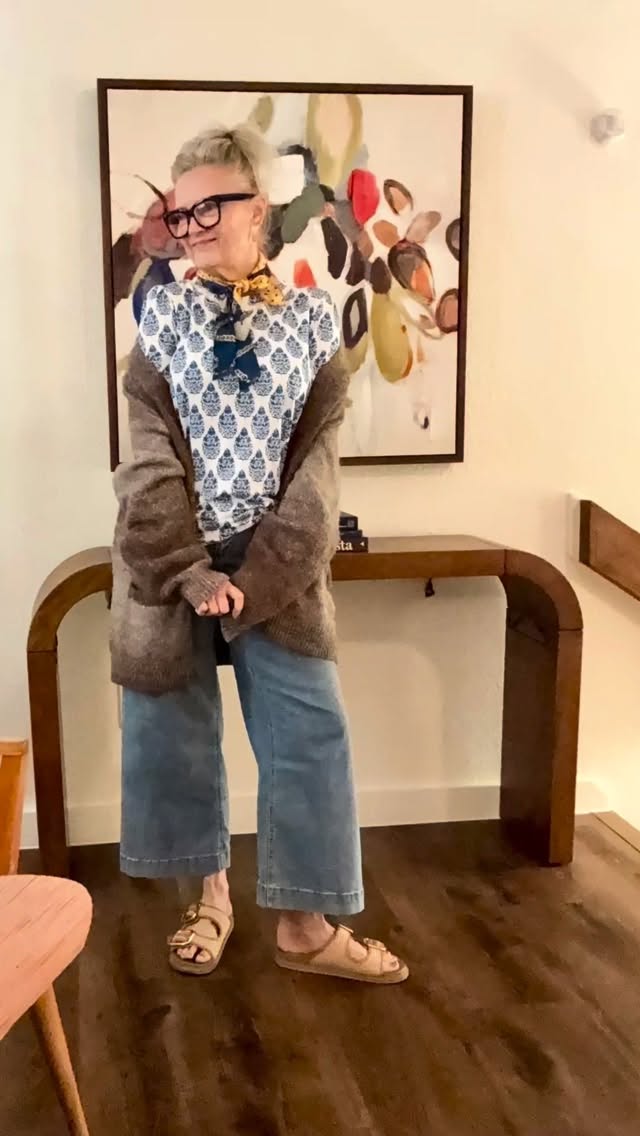 Last night we all listened to jazz 🪗bc that was Jon’s fave. My sis requested that they play one of Jon’s favorite songs 🎶 “What a Wonderful World” and they did! And of course we cried. 😪. I decided to tied a couple scarves 🧣 together just because. Happy Thursday. #thymemag #wonderfulworld #imisshim