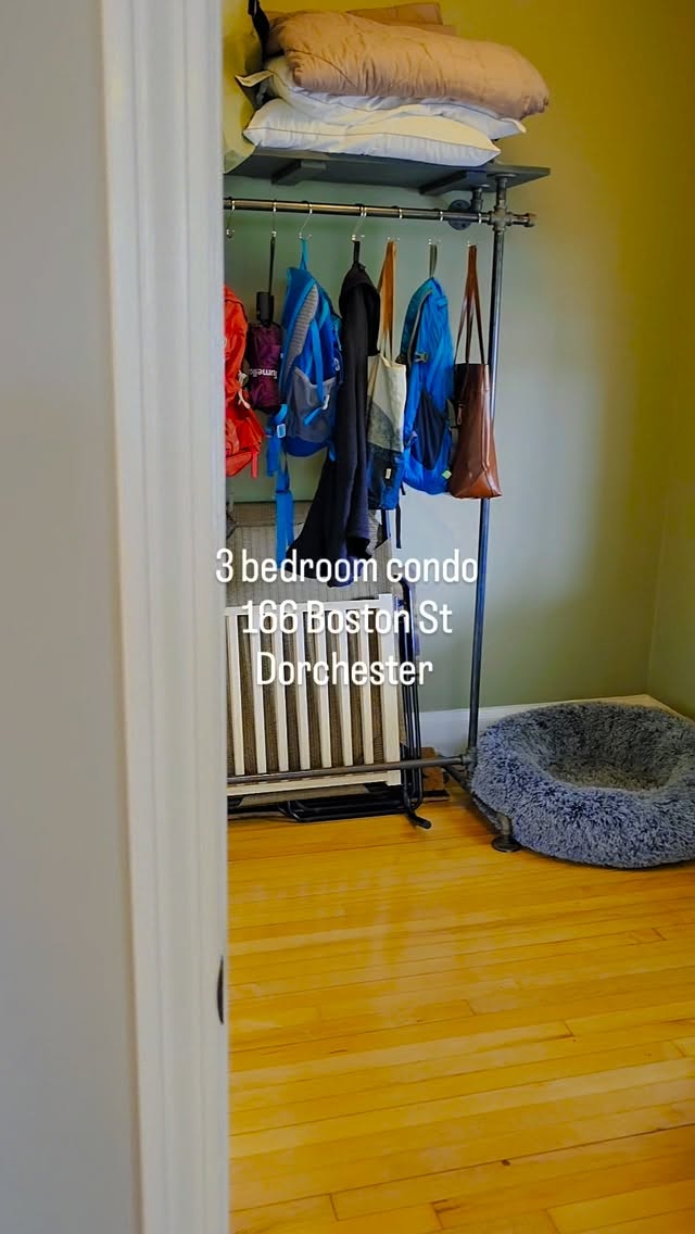Commuters Dream 3 plus bedroom
Private outdoor space
In unit laundry
Pet friendly
Front and back porch
Hardwood floors
1140 sq ft
Condo fee $300 includes water, sewer, master insurance
Offered at $675,000
Contact me for a private showing.
Listed by my colleague Ramsay Fretz with Leading Edge
