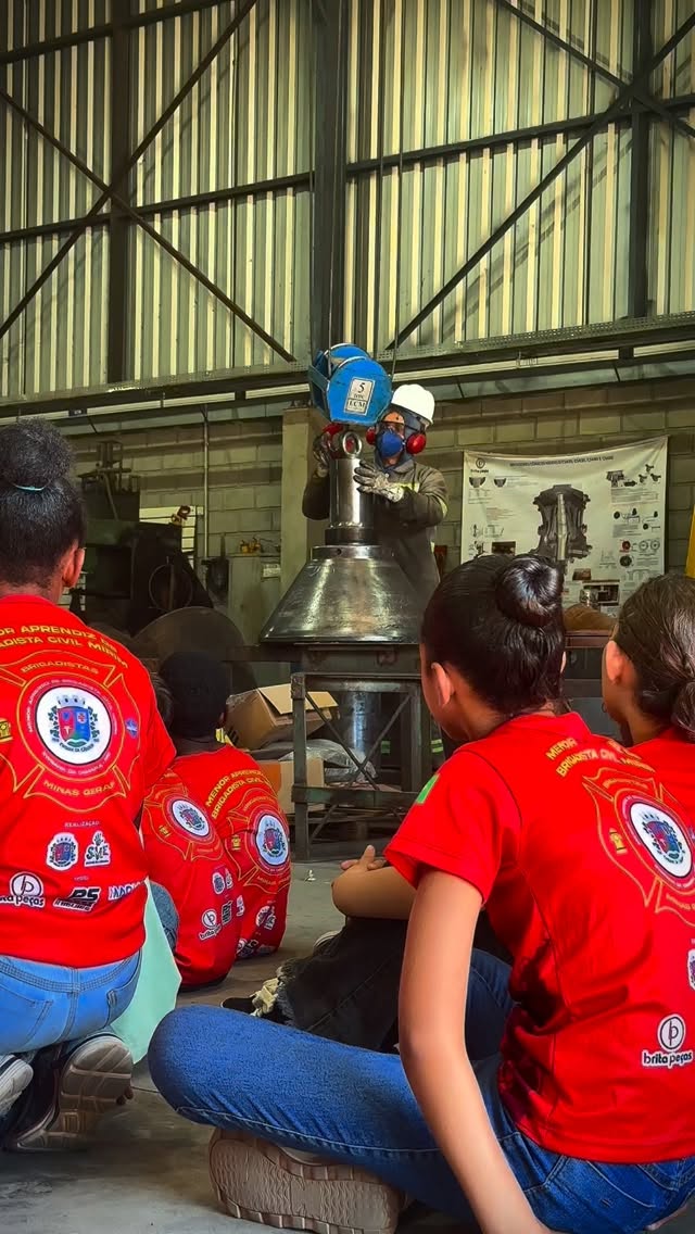 Na última semana, recebemos os alunos das escolas municipais de Ewbank da Câmara, participantes do Projeto Bombeiro Mirim, para um dia de aprendizado aqui na Brita Peças!
Durante a visita, guiados pelo instrutor do projeto João Batista, os alunos conheceram nossos setores e aprenderam, na prática, a importância da segurança no trabalho — um valor que faz parte da nossa rotina todos os dias.
Nosso agradecimento à Secretaria de Educação confiar na gente para contribuir com a formação dessas crianças!
▶️ Dá o play e confere como foi esse dia especial!
#BritaPeças #BombeiroMirim #SegurançaNoTrabalho #Educação ResponsabilidadeSocial EwbankDaCâmara ReelsBrasil