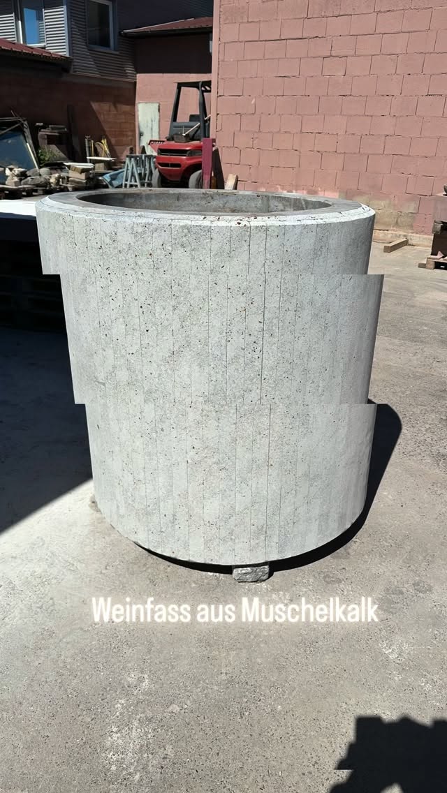 Weinfass aus Muschelkalk…. Klingt erst mal komisch hat aber einen Sinn. Es soll dem Wein ein mineralisches Aroma geben! Getestet durch die LWG in Veitshöchheim. Die Weine sind bei verschiedenen Winzern in Würzburg und Umgebung erhältlich #frankenwein #weinfass #muschelkalk