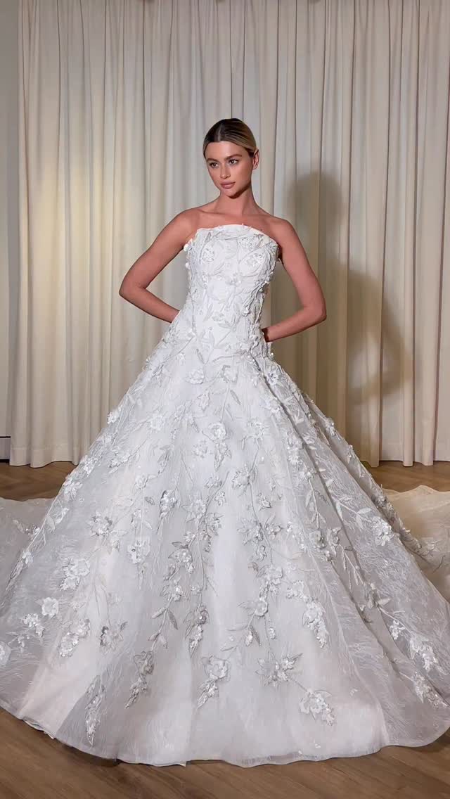 Timeless elegance, delicately adorned ✨
A gown that whispers romance in every detail
#LuxuryBride #WeddingDress
#فساتين #الدوحة #دبي