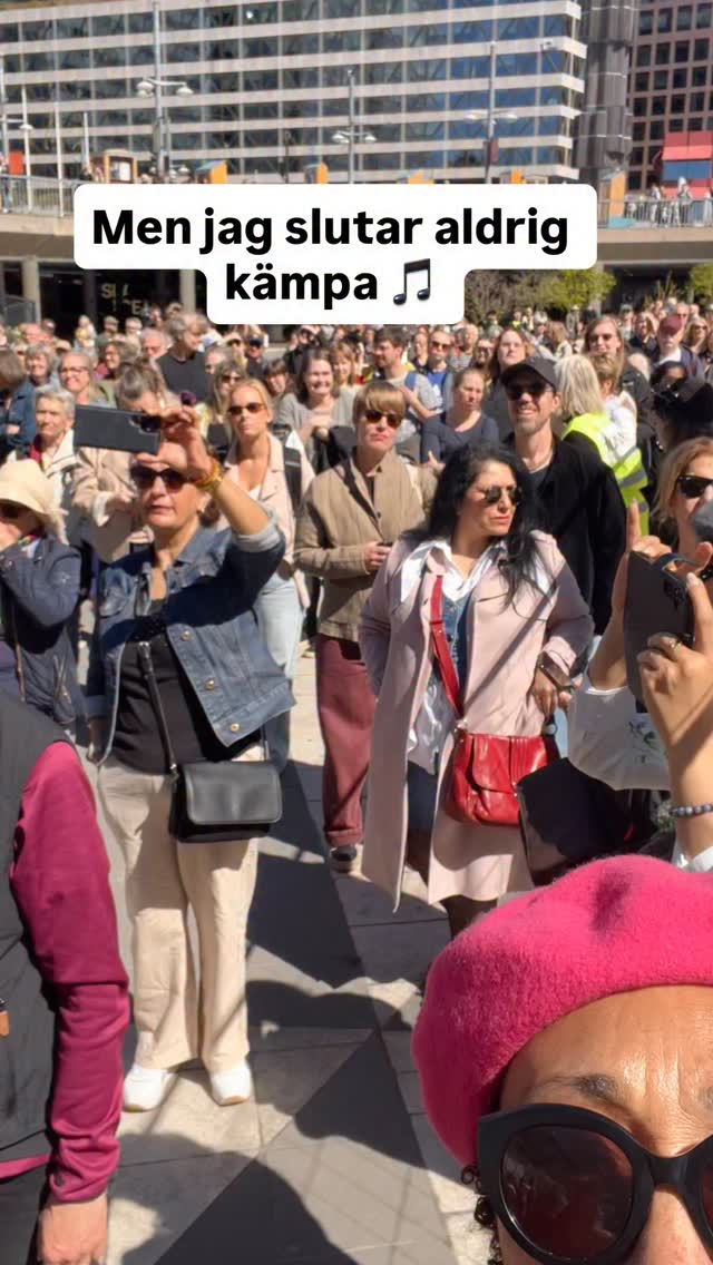 Idag är det sju år sedan jag begravde min far, som kom från ett annat land. Han bodde i Sverige i över 40 år innan han på äldre dar flyttade tillbaka till Ghana 🇬🇭
För att minnas honom — och hedra alla dem som kommit hit från andra länder och byggt sig ett liv i Sverige — deltog jag idag i en manifestation på Sergels torg för en mer human migration.
De så kallade tonårsutvisningarna som sker just nu i vårt land är en smärtsam skam.
Unga människor som vuxit upp här, gått i svensk skola, lärt sig språket, fått vänner och drömmar — utvisas till länder de aldrig levt i, inte för att de begått brott, utan för att de råkat fylla 18 år.
En flicka sa: ”Jag drömmer till och med på svenska.”
En pojke sa: ”Hur ska jag kunna lämna min mamma?” — en mamma som fått uppehållstillstånd.
Vilka har vi blivit när människor som gör rätt för sig — unga såväl som vuxna — som studerar, arbetar, betalar skatt, bidrar till samhället och vill vara med och bygga Sverige… ska kastas ut?
Det blev många tårar idag när de unga själva berättade om sin förtvivlan, sin förvirring och sin ångest.
Jag har sagt det förut:
Skiljelinjen går inte mellan hudfärg, ursprung eller religion.
Skiljelinjen går mellan dem som vill bygga ett starkare Sverige tillsammans oavsett ursprung — och de som vill något annat.
Vi får aldrig acceptera att unga människor slits upp från det enda hem de känner! 😔
I förra veckan gick 33 jurister, främst från akademin, samman i ett gemensamt upprop med skarp kritik mot de oroande förändringar som nu sker i den svensk lagstiftning och som förändrar vår rättsstat i grunden.
Nu har även tidigare rikspolischefer, domare och advokater anslutit sig och över 1 500 personer har skrivit under på listan #jutoo.
Sång av @kristinamparomusic (inte Ampero som jag skrev 🫣) som var där idag! ♥️
#humanism #demokrati
#rättsstat #tonårsutvisningar #medmänsklighet