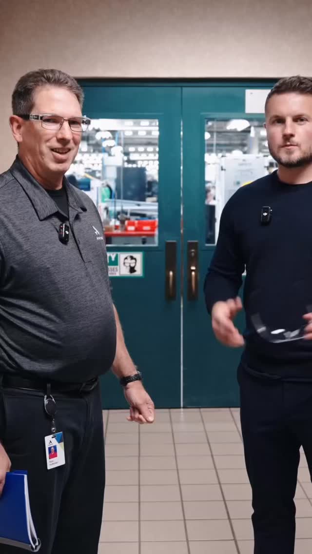 Andis është një markë amerikane shumë e njohur për prodhimin e makinave të qethjes, trimmerave dhe pajisjeve profesionale për berberë dhe sallone.
Është e vlerësuar në të gjithë botën për:
Fuqi dhe motor të fortë
Prerje shumë të saktë dhe të pastër
Qëndrueshmëri afatgjatë
Përdorim profesional në berberi
Shumë berberë e zgjedhin Andis sepse është e besueshme dhe jep rezultate shumë të mira në fade, zero fade dhe prerje p