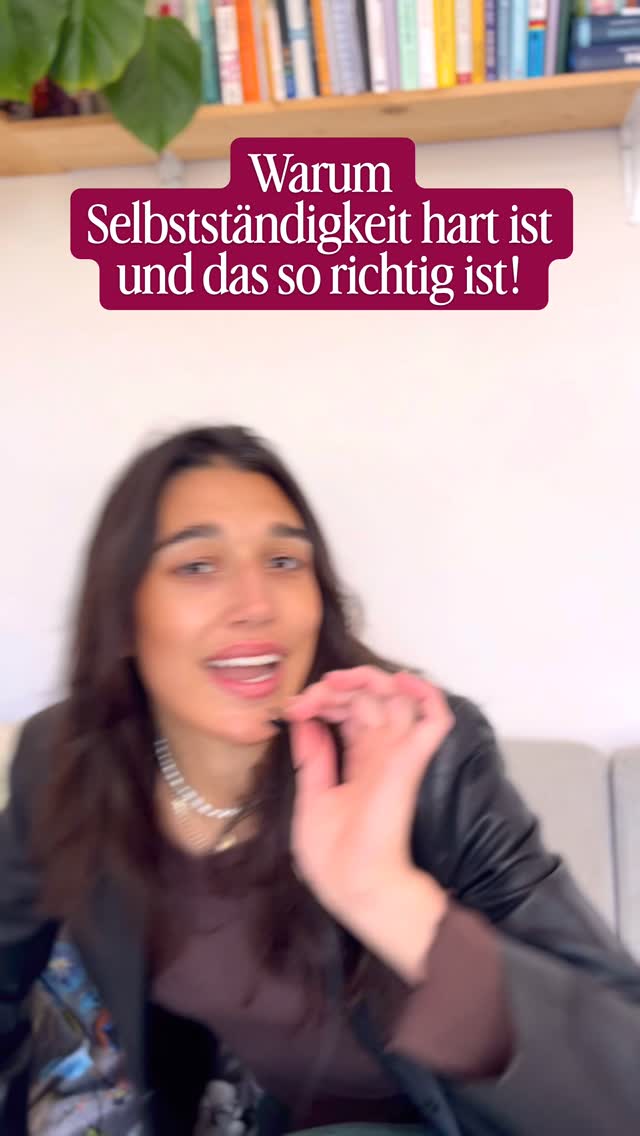 Btw das ist genau der gleiche Grund, warum Beratung & Therapie so herausfordernd ist.
Weil du Teile von der Person, die du geworden bist wieder loslassen musst, um neue & andere Erfahrungen zu machen und andere Perspektiven einzunehmen.
Du arbeitest nicht nur mit Tools oder Übungen oder To Do‘s sondern an deiner Identität.
Und dafür musst du dir neues aneignen und altes loslassen. Das ist emotional, herausfordernd und es bringt dich an die Grenzen von dem was du kennst.
Das heisst es ist genau das, was du brauchst, um zu wachsen.
Hab so Boock auf einen Workshop mit euch zu dem Thema!!
Am 15.5. um 12 Uhr ist es soweit.
Schreibt mir eure persönlichen Struggels & wir widmen uns ihnen gemeinsam! 🫰🏽🫰🏽