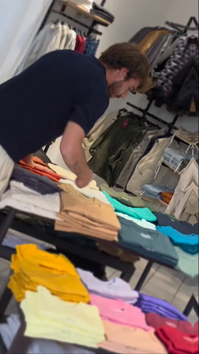Fa caldo, ma non vuol dire vestirsi a caso.
Nico ci ha salvato l’outfit con i nuovi pantaloni in lino: elastico in vita, vestibilità comoda e due tagli diversi da provare.
Carrot: più pulito sulla gamba, facile da mettere tutti i giorni.
Balloon: più largo, rilassato e particolare.
La cosa giusta?
Provarli addosso e capire quale dei due ti sta meglio.
Li trovi da FANCE®, in negozio e nei mercati.
#fanceabbigliamento #fance #pantalonilino #outfitestivo #abbigliamentouomo streetwearitalia rimini santagiustina mercati