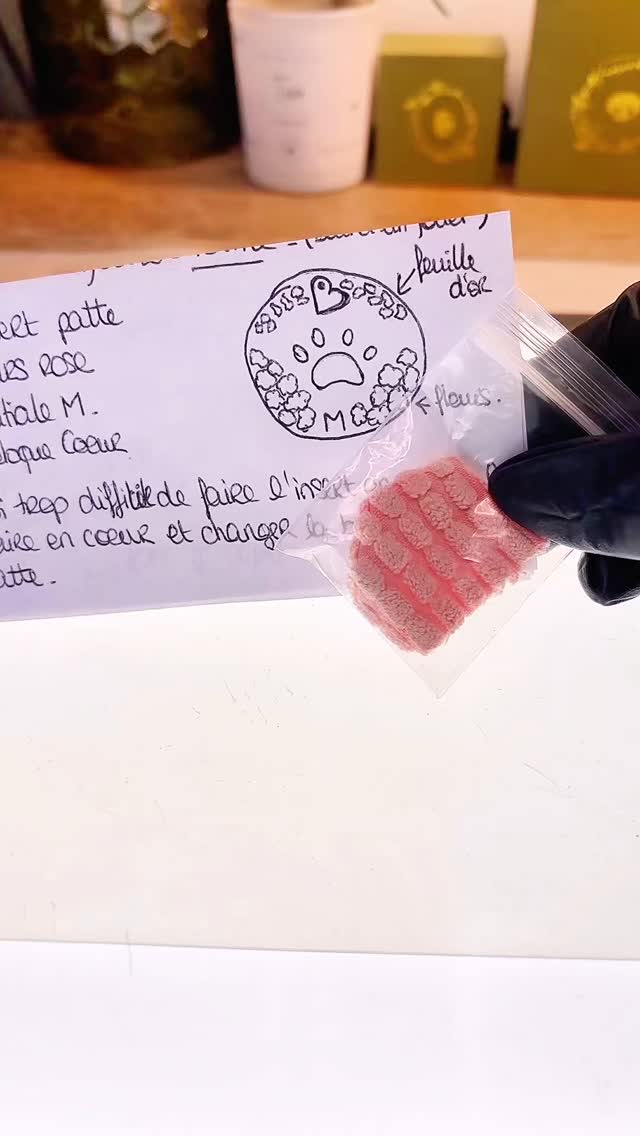 À l’atelier, j’ai créé ce merveilleux collier avec un petit morceau de jouer / doudou pour Aurore en souvenir de Mimi. 🐾
Chacun de mes bijoux renferme un précieux fragment d’une belle histoire d’amour. 💚
Si vous avez un petit morceau de tissu d’un vêtement, d’un jouet, d’un plaid, d’un doudou, d’un accessoire d’un être cher, je peux le transformer en bijou souvenir ✨
#hamanas #bijousouvenir #jouet #mimi
#petmemories