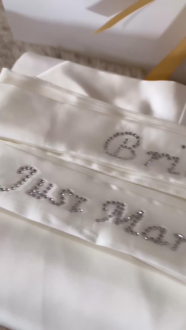 ✨ The InWeiß Bride Box is here ✨
Jetzt exklusiv im Atelier erhältlich .
Für dein Getting Ready auf einem neuen Level 🤍
Mit Liebe zusammengestellt für alle Brides, die Luxus in den kleinen Momenten lieben:
Seidenmantel, Brautslipper, Haarklammer, Socken & Schlafmaske. Alles was du für einen stilvollen Start in deinen großen Tag brauchst.
Dein Moment beginnt hier.💍
📍 InWeiß Brautatelier
#inweissbrautatelier #bridebox #gettingready #bridetobe #weddinginspo