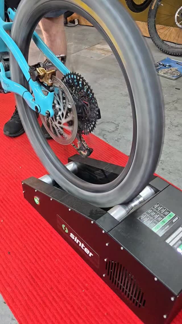 Sinter brake bedding machine in action!!!!
Looks like he needs to shave those legs! 😂
#newbrakepads #brakebeddingmachine #mtblife