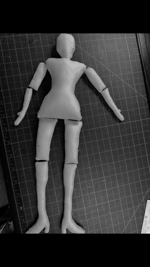 Blanchet 🤍
A doll created especially for Karen Norton, a woman who embraces Mexican culture as her own. Her home and her memories are filled with afternoons wandering the streets of Oaxaca.
Getting to know her is a true pleasure, and creating a doll inspired by her has been a great honor. @catandsheep.dolls @momodead @hijasdelsol.ca
#HandmadeDoll #ArtDoll #TextileArt #OaxacaInspiration #MexicanCulture