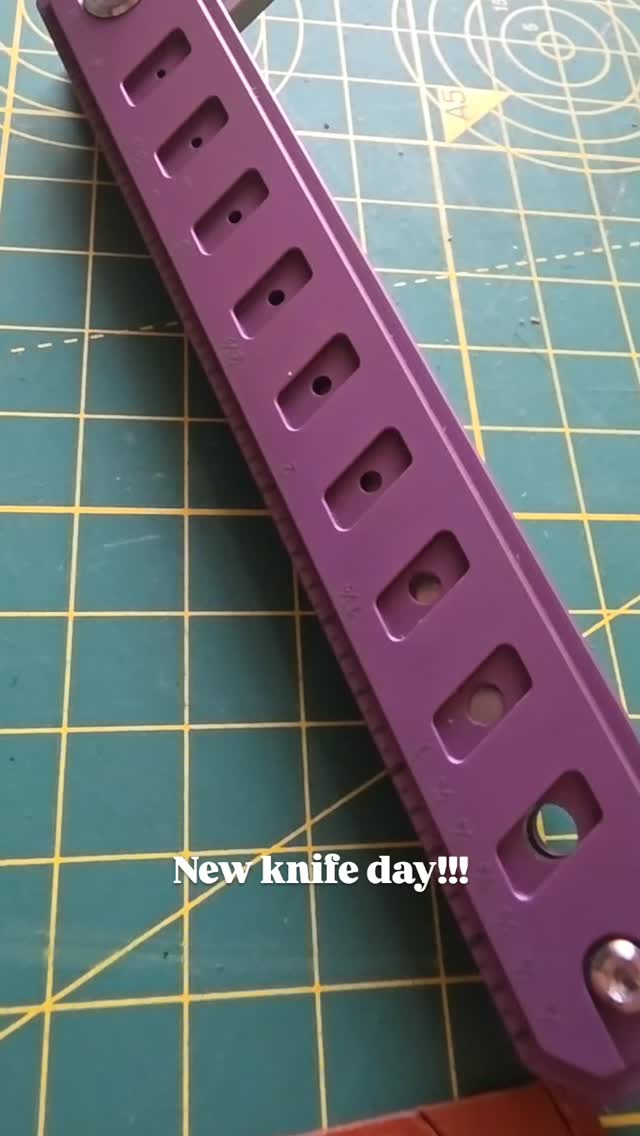 My day is 100% better since opening the door to the delivery driver!! My purple Smith Blade Lite has arrived!!
#newknifeday #hacksmith #smithblade