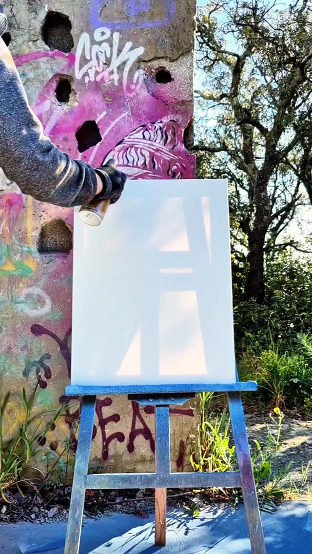 Un couple d’oiseaux.
Deux présences, un même équilibre.
Le fond bouge, les couleurs respirent…
et eux restent là, ensemble. 🐦💙
#streetart
#stencilart
#birdart
#animalart
#artcontemporain