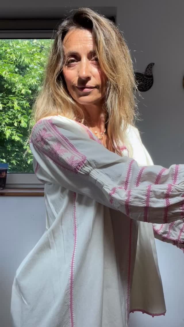 La blouse Sirena écru et rose, vous la porterez selon vos envies et votre style. Intemporelle et fraîche, le rose adoucit le visage 😍#faitmain #arttextile #pieceunique #mexique