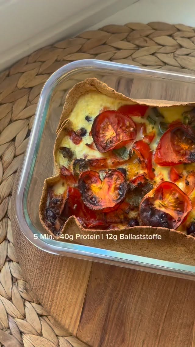 TORTILLA-QUICHE 🌶️ Nur 5 Min. Zubereitung, protein- & ballaststoffreich und so lecker!! Gab’s heute bei mir nach dem Krafttraining, weil ich keine Lust hatte bei dem Wetter lange in der Küche zu stehen. Probiers unbedingt aus, guten Appetit!!☺️
✨ REZEPT
Zutaten für eine Quiche:
1 Vollkorn-Wrap
Handvoll Kidneybohnen
1/2 Frühlingszwiebel o. rote Zwiebel
1 kleine rote Paprika
2 Eier
100g körniger Frischkäse
Salz, Pfeffer, Paprika & Kräuter
Anmerkung: Das Gemüse kannst du ganz beliebig auch mit anderem Gemüse deiner Wahl austauschen!
Zubereitung:
Eier, körnigen Frischkäse & Gewürze mixen. Tortilla in eine ofenfeste Form drücken, den Ei-Mix reingeben, das klein geschnittene Gemüse und die Kidneybohnen, vermengen. Ich hab das ganze diesmal noch mit Tomate getoppt, aber geht auch ohne. Für ca. 15-20 Min. im Airfryer oder Ofen bei 175 Grad backen. ENJOY!!
#rezept #proteinreich #ballaststoffreich #schnellesrezept #sporternährung