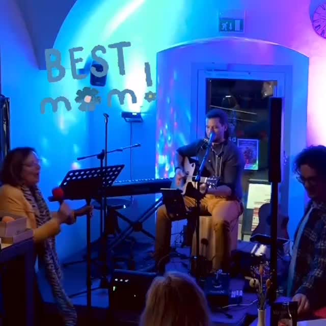 Regina Marks
Best Mom Moment.
Vom Singa und Dringa 1
Gimme one Reason - Tracy Chapman
#singaunddringa #livemusik #musik #gaudi #österreich