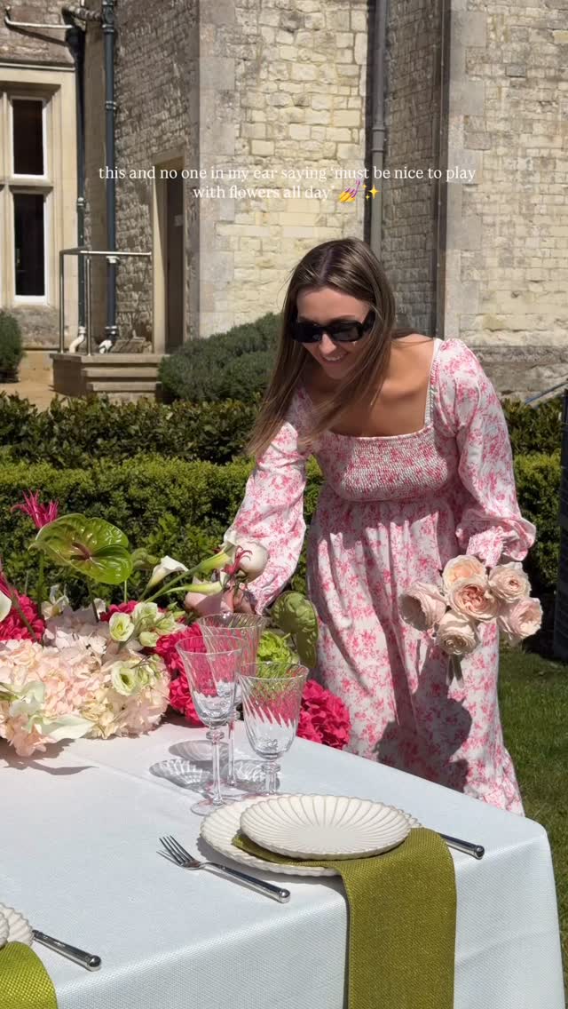 Turns out “playing with flowers” involves timelines, logistics, lifting, problem solving… and a tiny bit of actual flowers😌🌸
📹 @afterglowcontent
#florist #flowers #weddingflowers