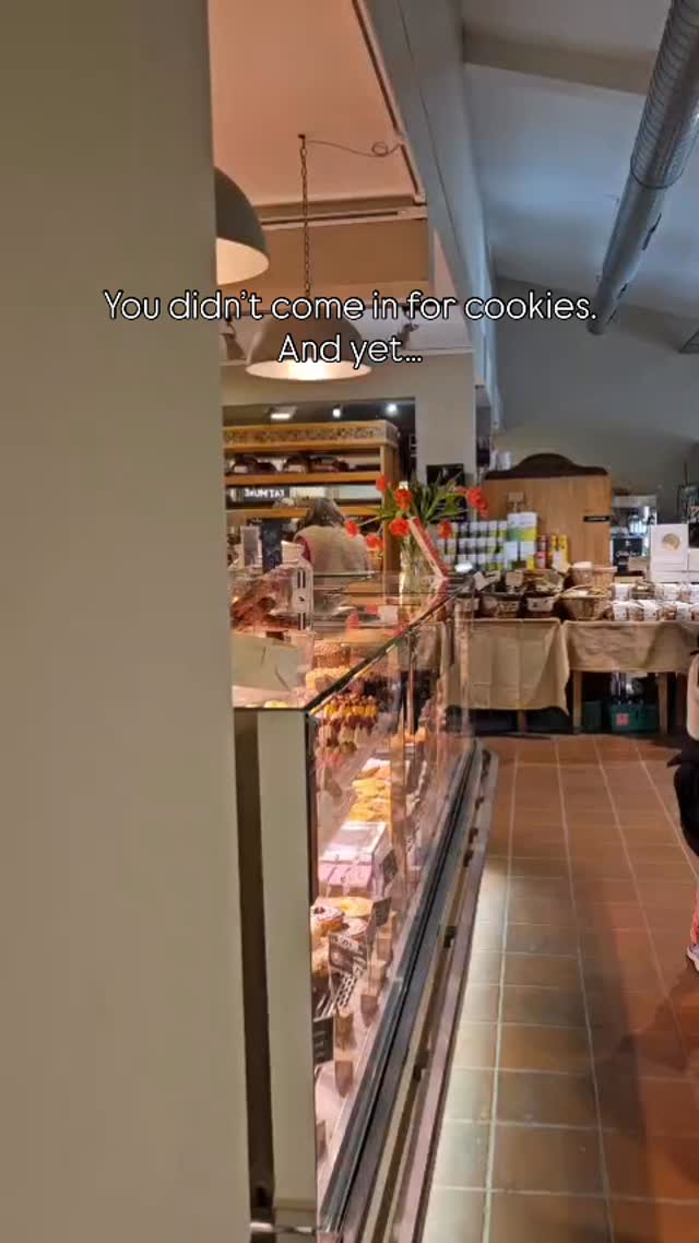 Our cookie jars at Darts Farm - one of our oldest (and closest to home) stockists.
There’s usually at least one cookie jar on this counter… sometimes two, sometimes three… sometimes more, depending on the day!
Different flavours, always being topped up, always being dipped into. Thank you for your support @dartsfarm