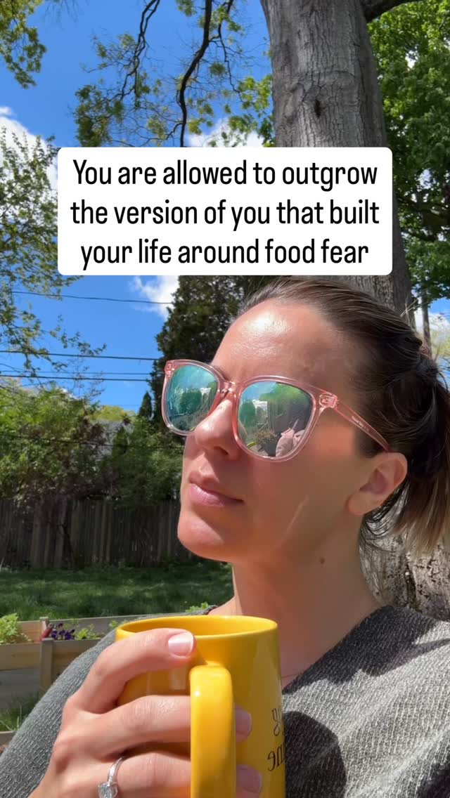 You’re allowed to outgrow the version of you that lives in food fear.
Safety will always matter.
Reading labels. Asking questions.
Trusting your gut.
That’s not up for debate.
But fear?
Fear doesn’t deserve to run the whole show.
Because there’s a difference between being careful… and feeling controlled.
Between protecting yourself… and shrinking your life.
You can honor what’s kept you safe and make room for more ease, more confidence, more freedom.
Both can exist.
And if no one’s told you lately: you’re allowed to want more than just “safe enough.” 🤍
Wondering how to juggle it all? Send me a DM and let’s chat ❤️
#FoodFreedom #AllergyLife #FoodAllergies #registereddietitian #nutrition