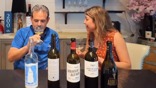 🇪🇸Delicias de vinos españoles que llegan con @ilikefinewine🇵🇷
Descubre estas etiquetas de @terrasgauda, @heraclioalfaro y @bodegaspittacum. Un gran saludo al amigo @anton_fonseca_ y a todo ese gran equipo de trabajo que tan bien me recibió un tiempo atrás. ¡Salud y dale share!
#riasbaixas #rioja #bierzo #vino #vinoespañol