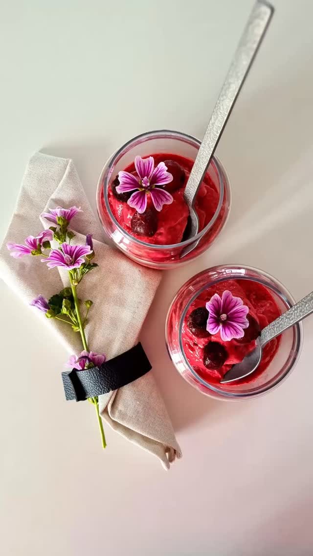 ☀️ **Echt eten, snel gedaan — #1**
Soft ijs in 2 minuten. Zonder machine. Zonder gedoe.
125 gr bevroren zoete kersen + een potje natuuryoghurt → mixen → klaar.
Romig, fris, en gewoon echt lekker. Geen suiker, geen lijst van ingrediënten die je niet kent.
🌿 *Twist:* voeg een paar muntblaadjes toe aan de blender — je proeft het verschil.
🍒 *Voor een etentje?* Schep het in een mooi glaasje, leg er wat bevroren vruchten op en een muntblaadje of enkele eetbare bloemen. Kost je 3 minuten en ziet er uit alsof je moeite deed.
Dat is het. Fork it. ✌️
—
#EchtEtenSnelGedaan #SwitchLife #ForkIt #GezondeZomer SoftIjs GezondeRecepten 5MinutenRecept GezondeSnack ZonderGedoe KersenIjs Zomer2026