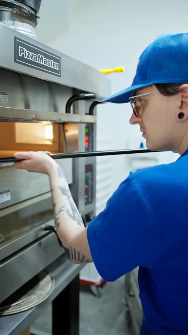 Hledáme posilu do kuchyně, ideálně dvě... 🥹 #ooopizza #pizza #plzen