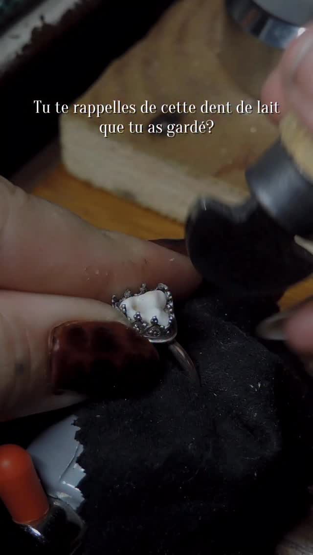 Et c’est possible avec toutes sortes de dents de lait, chiens, chats, humains… même la plus petite dent peut être mise en valeur ✨
Tu peux retrouver toutes les informations sur mon site (lien dans la bio, sur la page « pet memorial »), tu peux y retrouver les tarifs et les informations concernant les délais, les matériaux etc…
Je suis aussi ouverte à toutes sortes de projets et idées de design, n’hésite pas à me contacter 🖤
Bijoux mémoriaux animaux de compagnie, dents de lait, bijoux dents, victorien gothique, souvenirs, deuil, commémoratifs