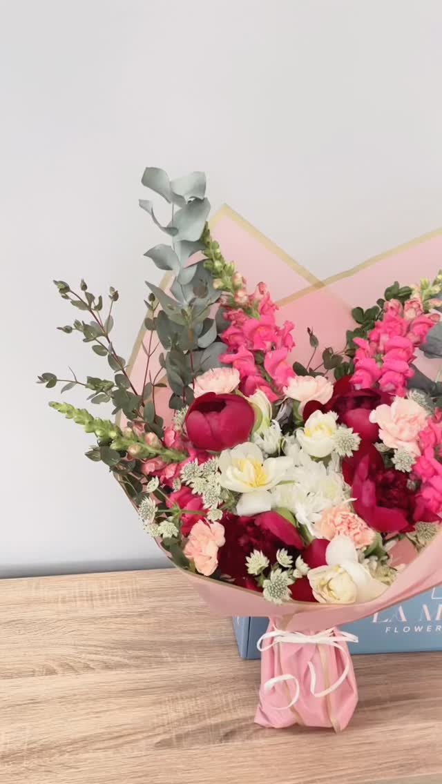 She deserves this gorgeous bouquet.
#LaMaisonFlowerStudio #MothersDayFlowers #YYCFlowers#FlowerDelivery#mothersdaygift