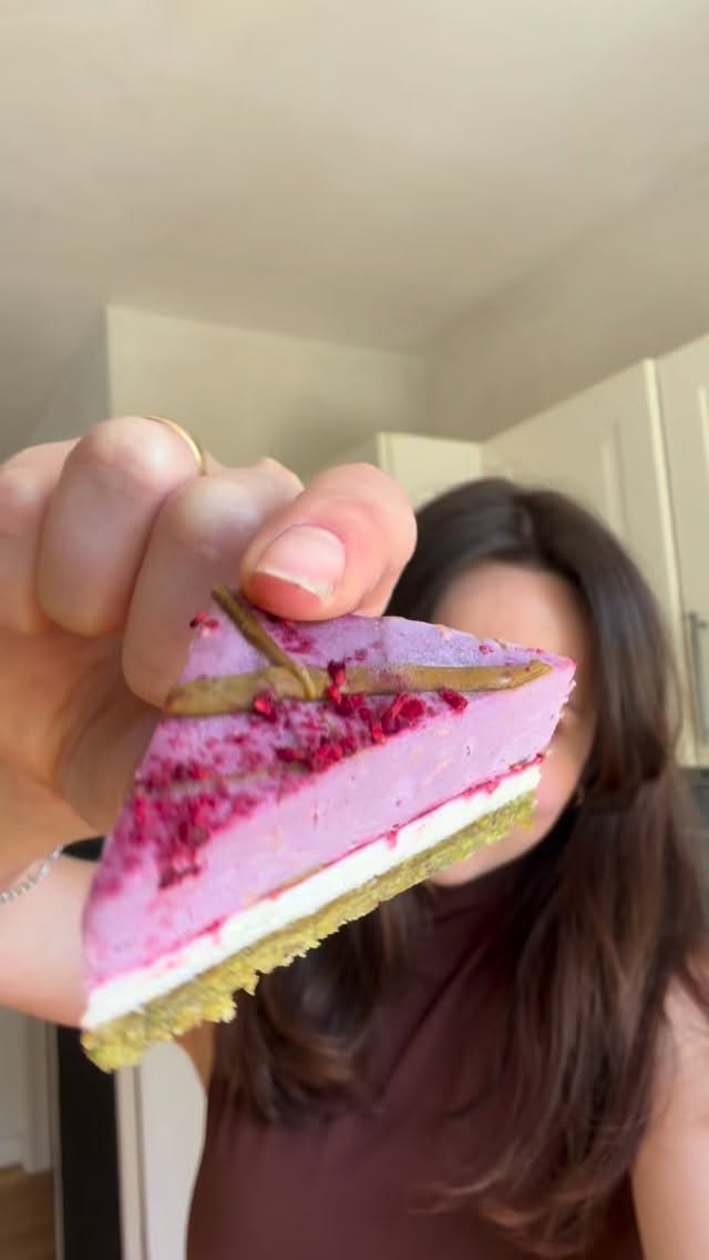 Himbeere & Pistazie 💕
Business as usual - naturbelassen, 100% selbst entwickelt und produziert, 0% Zusätze, wenige aber dafür hochwertige Rohstoffe. ❄️💪🏼
Unsere Basis: Nüsse, Samen und Kerne, Datteln, Kakao und Früchte. So simpel, so gut. 🤤
30 min vor Verzehr im Kühlschrank auftauen und am Besten zu zweit genießen. 🥰
#gesundnaschen #rawdessert