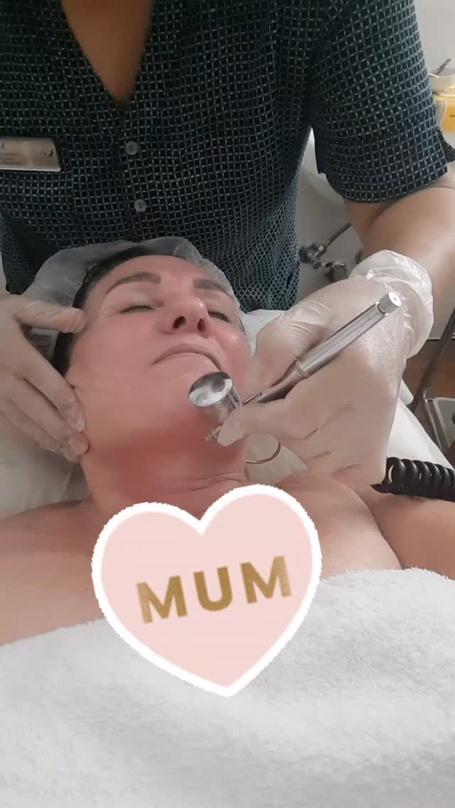 This one's is for your loved ones❗️
Our special treatment packages are perfect gifts for Mothers Day💝
Show your appreciation by gifting the experience of relaxation and beauty 🎁 Treat your mum, grandmother or any other special woman in your life, or indulge yourself because every woman deserves to be pampered.
Don't miss out on this chance to give the gift of sel-fcare.
Book now and make this Mothers day unforgettable 💝💝💝 by clicking link in BIO 👆
@beautyblitzonqueen
@beauty
.
.
.
.#mumsfacials #mumsdream #mother'sday #giftideas #antiageing giftvouchers