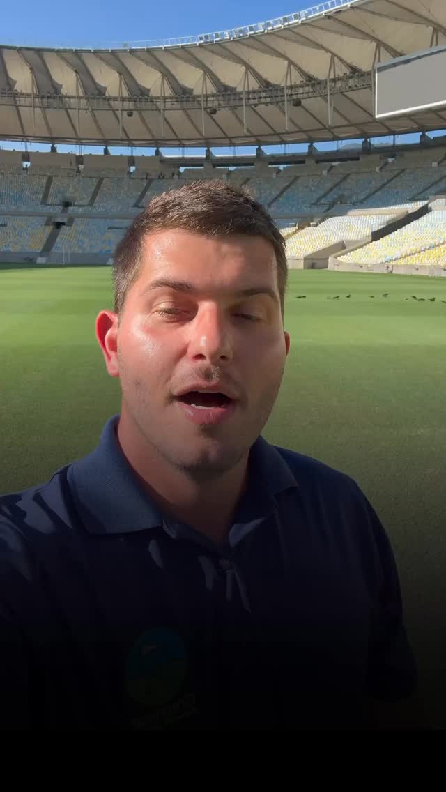 Você sabia que, durante o inverno, é fundamental semear uma nova espécie de grama nos gramados esportivos aqui do Sudeste?
Vamos usar ao exemplo do Maracanã: o estádio conta com a Bermuda Celebration, uma grama de verão, ideal para o clima tropical brasileiro. Porém, nos meses mais frios, a taxa de crescimento e recuperação dela diminui significativamente.
É aí que entra o overseeding, a semeadura de inverno!
Neste procedimento, semeamos no campo a PhD Ryegrass, semente de inverno consolidada no futebol brasileiro há mais de 30 anos. Essa espécie complementa a Bermuda Celebration, ajudando a manter densidade, cobertura, resistência e qualidade visual do gramado mesmo diante das baixas temperaturas.
Esse manejo é fundamental para garantir que o campo continue entregando alto nível de segurança e jogabilidade mesmo durante os meses mais desafiadores do ano.
Quer entender mais sobre esse processo?
O nosso engenheiro agrônomo Bruno Moreira explica os detalhes neste reel direto de um dos gramados mais icônicos do mundo: a casa do inesquecível!
