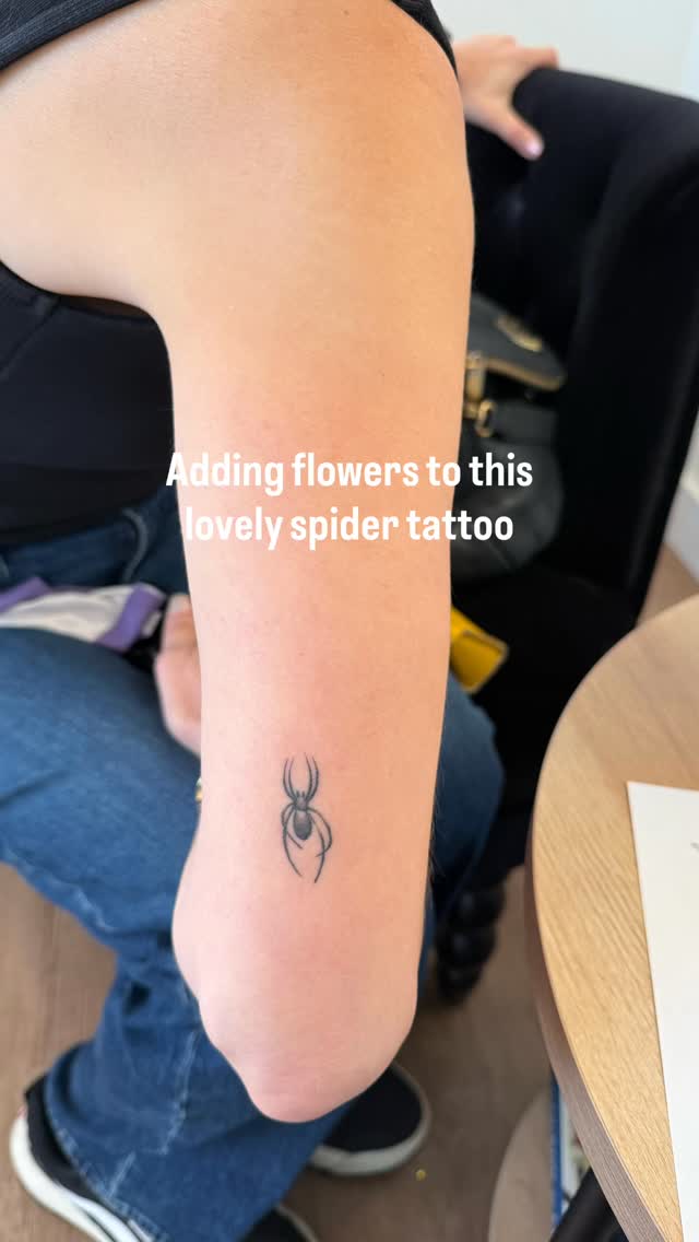 The spider tattoo was lovely but it feel a little lonely. Adding some magnolias, rose, and dahlia really fits with the spider and now a beautiful floral tattoo!
#botanicaltattoo #floraltattoo #latattooartist #finelinetattoos #prettytattoo