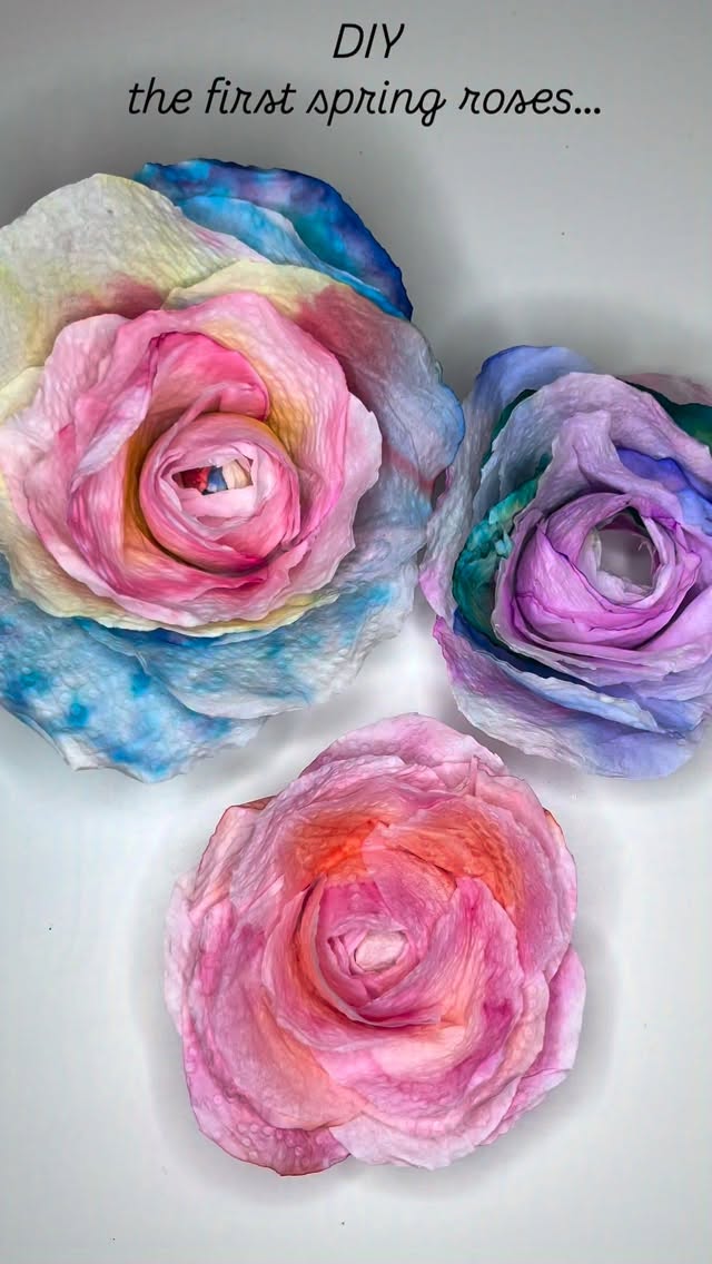🇬🇧Turn paper towels into a pretty rose
The magic of DIY ✨�
Draw, cut, color, assemble… then discover a beautiful rose in the colors of your choice.
An easy and creative activity to do with kids this spring.
I wonder… What color would you choose for your rose?
—
🇫🇷Transformez du papier essuie-tout en une jolie rose
La magie du DIY ✨�
Dessinez, découpez, colorez, assemblez… puis découvrez une magnifique rose aux couleurs de votre choix.
Une activité facile et créative à faire avec les enfants pendant le printemps.�Et pourquoi pas une jolie idée pour la fête des mères qui approche à grands pas ? 💕
Je me demande… Quelle couleur choisiriez-vous pour votre rose ?
—
Watercolour and glue from @panduroofficial
—
#inspireuswithyourplay #panduromyway #fleurenpapier #activitemanuelleenfant #funbudgetplay