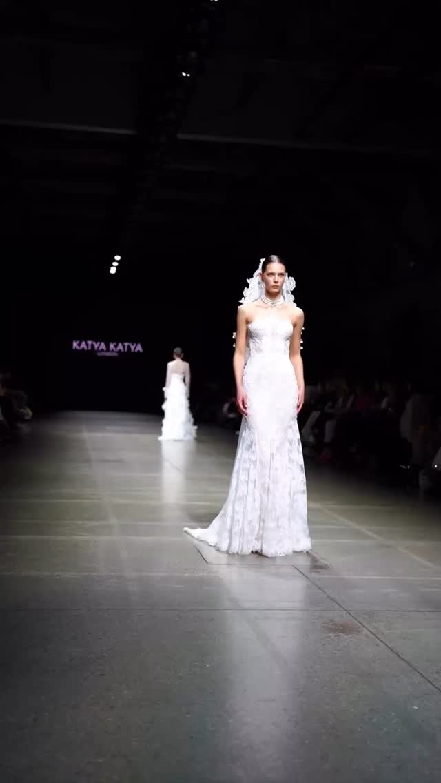 Moments Of Forever backstage as seen by @anastasija_edition at @rigafashionweek
Collection @katyakatyalondon
Juwelery @jeudeperles
Flowers @egledeco
Muah @manija_studio
Music @leskovsky