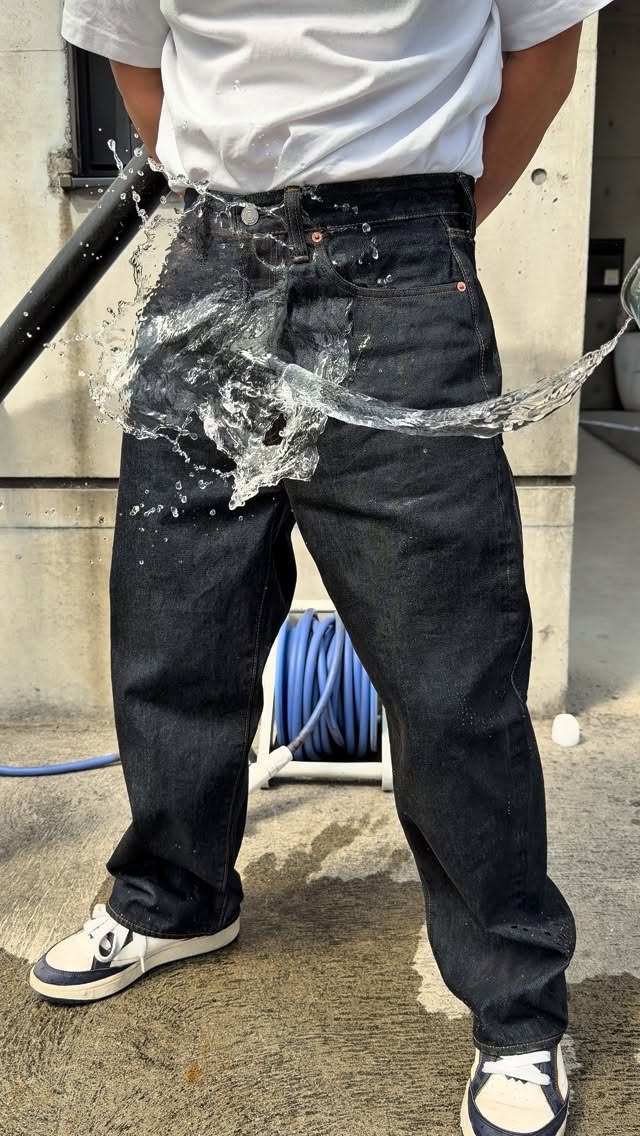 Rain? No problem.
Paraffin Coating.
#madeinjapan #denimfactory #japanesedenim