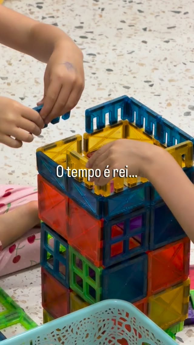 Nem tudo precisa ser antecipado.
Existe um tempo em que o corpo entende, a curiosidade aparece, a tentativa vira conquista.
E quando esse tempo é respeitado, o aprendizado deixa de ser pressão e passa a fazer sentido.
A gente acredita nisso.
Que crescer não é sobre chegar mais rápido — é sobre chegar inteiro.
Se essa forma de olhar para a infância faz sentido para você, vale a pena conhecer de perto.