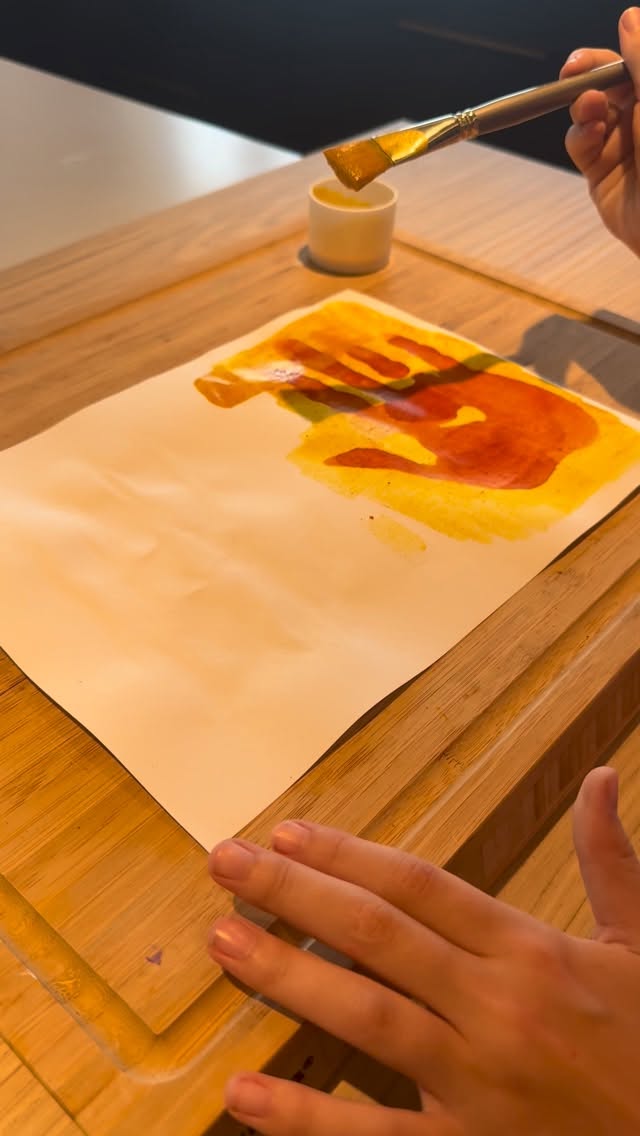 Et si en 10 minutes, ton enfant vivait un moment magique ?
De l’eau.
Du bicarbonate.
Du curcuma.
Du liquide vaisselle.
C’est tout ce qu’il te faut.
Tu poses les mains. Tu laisses sécher. Tu appliques le mélange…
Et là , la magie opère.
Ses empreintes réapparaissent comme par magie.
En 10 minutes chrono, tu viens de recréer du lien avec ton enfant, loin des écrans, et de l’aider à grandir en douceur. 🌿
C’est ça ma Méthode 0 Écran.
Pour sauver tes mercredis, tes week-ends, tes vacances et surtout ta patience. 🤎
Ce soir seulement, je t’offre la magie.
Commente EMPREINTE et reçois-la en DM.
#parentalitebienveillante #activiteenfant #methodezeroecran #sanecran #eveilenfant