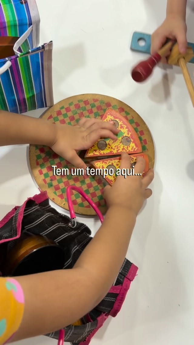 Autonomia é confiança ofertada todos os dias. 🌱
Quando a gente prepara um ambiente onde a criança consegue agir sozinha — alcançar o copo, calçar o sapato, guardar o brinquedo — a gente está dizendo, com gestos: “eu confio em você.”
A pedagogia Montessori chama isso de ambiente preparado. Mas, antes da técnica, é uma escolha de presença: o adulto que observa, que disponibiliza, que se contém. Que sabe que cada gesto repetido constrói algo invisível e essencial — a certeza, na criança, de que ela é capaz.
Em casa, qual é o gesto autônomo que seu filho conquistou recentemente? Compartilha com a gente. 🌱
#montessori #autonomiainfantil #ambientepreparado #educaçãorespeitosa #pedagogiamontessori escolacircular criançacapaz