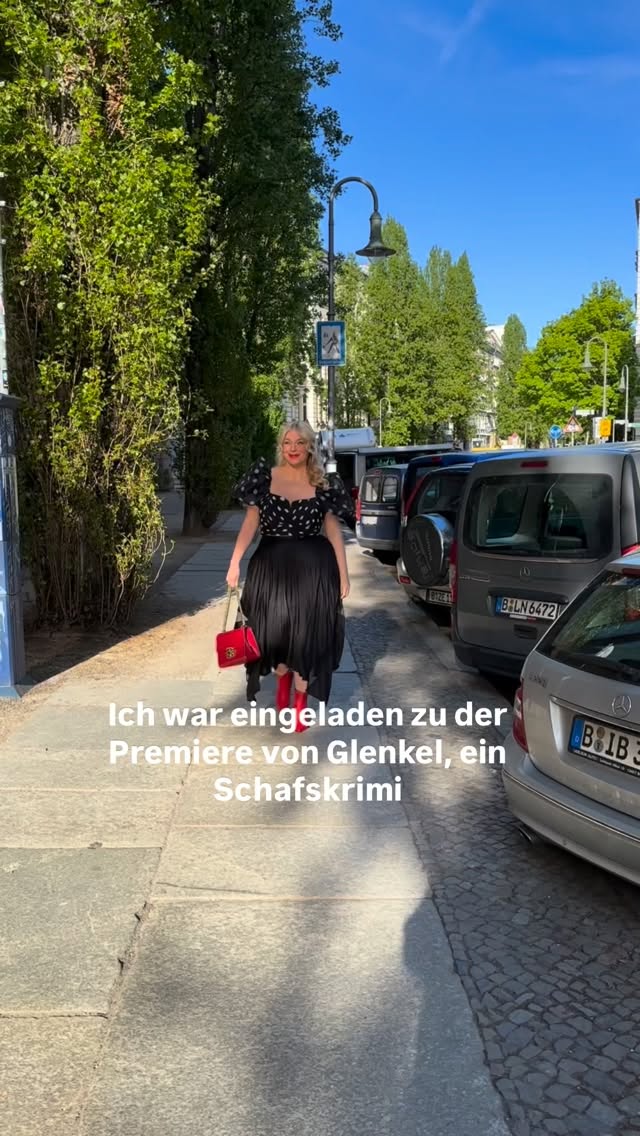 Ich liebe diese Momente, in denen einfach alles zusammenkommt âš
Ich war bei der Deutschlandpremiere von GLENNKILL: Ein Schafskrimi in Berlin â und dieser Abend war wirklich besonders đđŹ
GrĂŒner Teppich, tolle Menschen, wie @anke.engelke & @bastianpastewka â und ein Film, der mich komplett abgeholt hat.
Ich habe gelacht, ich habe mitgerĂ€tselt, ich war berĂŒhrtâŠ
Ein Film, der dich glĂŒcklich macht und gleichzeitig mitten ins Herz trifft.
Und genau solche Geschichten erinnern mich daran, wie wichtig es ist, sich diese Momente zu schenken.
đ Ab 14./15. Mai im Kino ! Ganz groĂe Empfehlung!!
Danke von Herzen fĂŒr die Einladung @sonypictures.de
Video ua @stylewerni đ