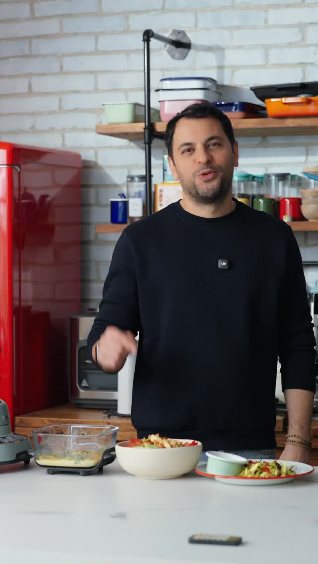 🌱 Forma girmek için karmaşık tariflere değil; tekrar edebileceğin, pratik ve dengeli tabaklara ihtiyacın var.
Ninja Crispi ile bu öğünleri az yağla, hızlı ve pratik şekilde hazırlamak mümkün. Özellikle yoğun günlerde sağlıklı beslenme rutinini sürdürmeyi kolaylaştırıyor. Taşıma kabına dönüşebilen cam haznesi ise en sevdiğim özelliklerinden biri ✨
#işbirliği #NinjaCrispi @sharkninjatr @trendyolcom
Ispanaklı Omlet
Malzemeler:
2 adet yumurta
2 dilim peynir
2 avuç ıspanak
Tuz-karabiber
Yapılışı:
Tüm malzemeleri Ninja Crispi’nin küçük gözünde karıştırın.
Roast modunda 8-9 dakika pişirin. Afiyet olsun.
Çıtır Tavuklu Salata
Malzemeler:
150g. tavuk göğsü
Marul
Domates
Kırmızı-yeşil biber
Salatalık
Yapılışı:
Tavuk göğsünü şeritler halinde kesip zeytinyağı ve baharatlarla tatlandırın.
Ninja Crispi’de 10-15 dk pişirin.
Salata malzemeleri ile çıtır tavukları buluşturun. Afiyet olsun.
Yoğurtlu Çıtır Kabak
Malzemeler:
2 adet kabak
1 adet kapya biber
1 adet yeşil biber
1 kase yoğurt
Yapılışı:
Sebzeleri şeritler halinde kesin.
Zeytinyağı ve tuz ekleyerek Ninja Crispi’de 10 dakika çıtırlaştırın.
Yanında yoğurtla servis edin. Afiyet olsun.