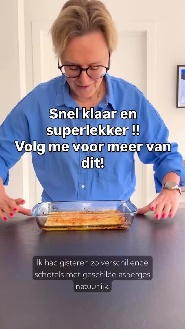 🌿 **Echt eten, snel gedaan — #2**
Asperges. Het is hun moment. Gebruik het.
Witte asperges (geschild gekocht — ja, en dan? 🤷♀️) + olijfolie + 2 geperste teentjes knoflook + kruidenzout → even laten intrekken → 30 min op 180°.
Na 20 minuten een flinke regen van parmezaanse kaas erover. De laatste 10 minuten doen de rest.
Dat is het.
🌱 *Twist:* wat versnipperde peterselie erover voor de kleur. Geen must, maar tof.
Seizoensgroenten, échte ingrediënten, geen gedoe. Precies zoals het hoort, zo kan je makkelijk en blijvend afvallen, just go for it!
Fork it. ✌️
—
#EchtEtenSnelGedaan #SwitchLife #blijvendafvallen