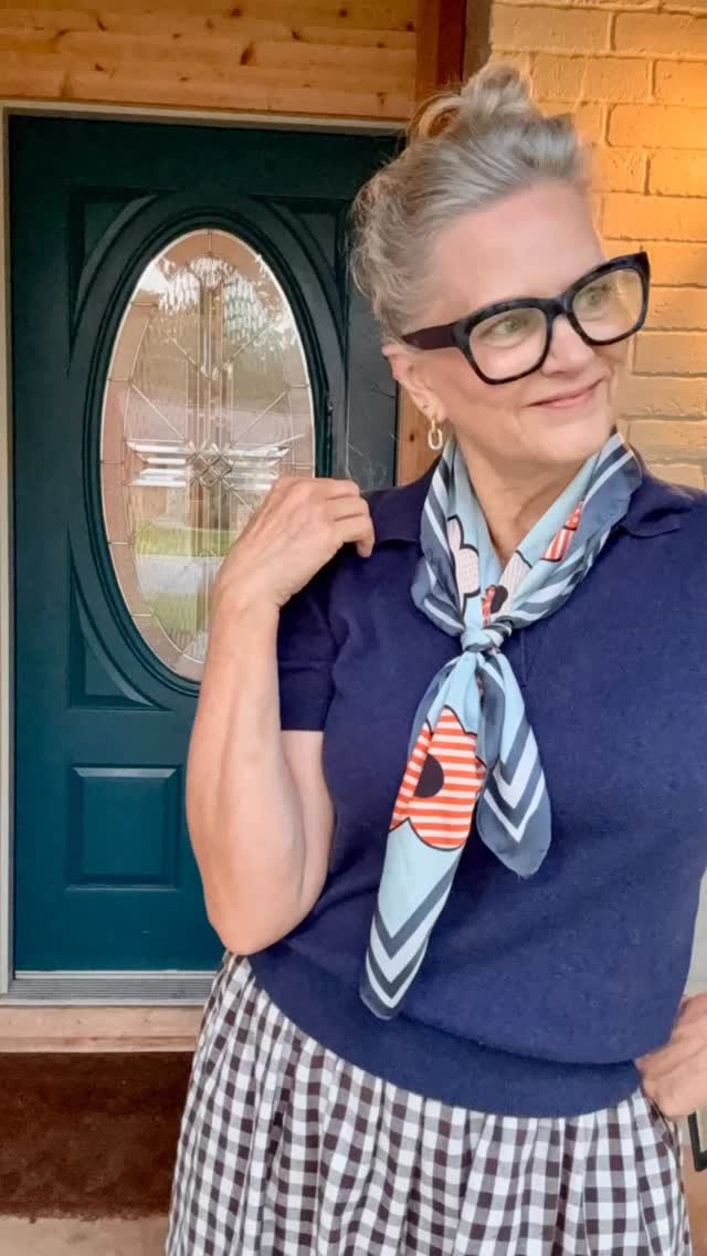 Yesterday w my sis, my daughter and niece - bringing joy this week. Strolling, shopping 🛍️ and sharing the sadness. I love ❤️ them. The scarf is vintage. The pants are @amazon and I’ll link in stories. More family arrives today. What does your Wednesday look like? #thymemag #thymemag #imisshim #familytime❤️